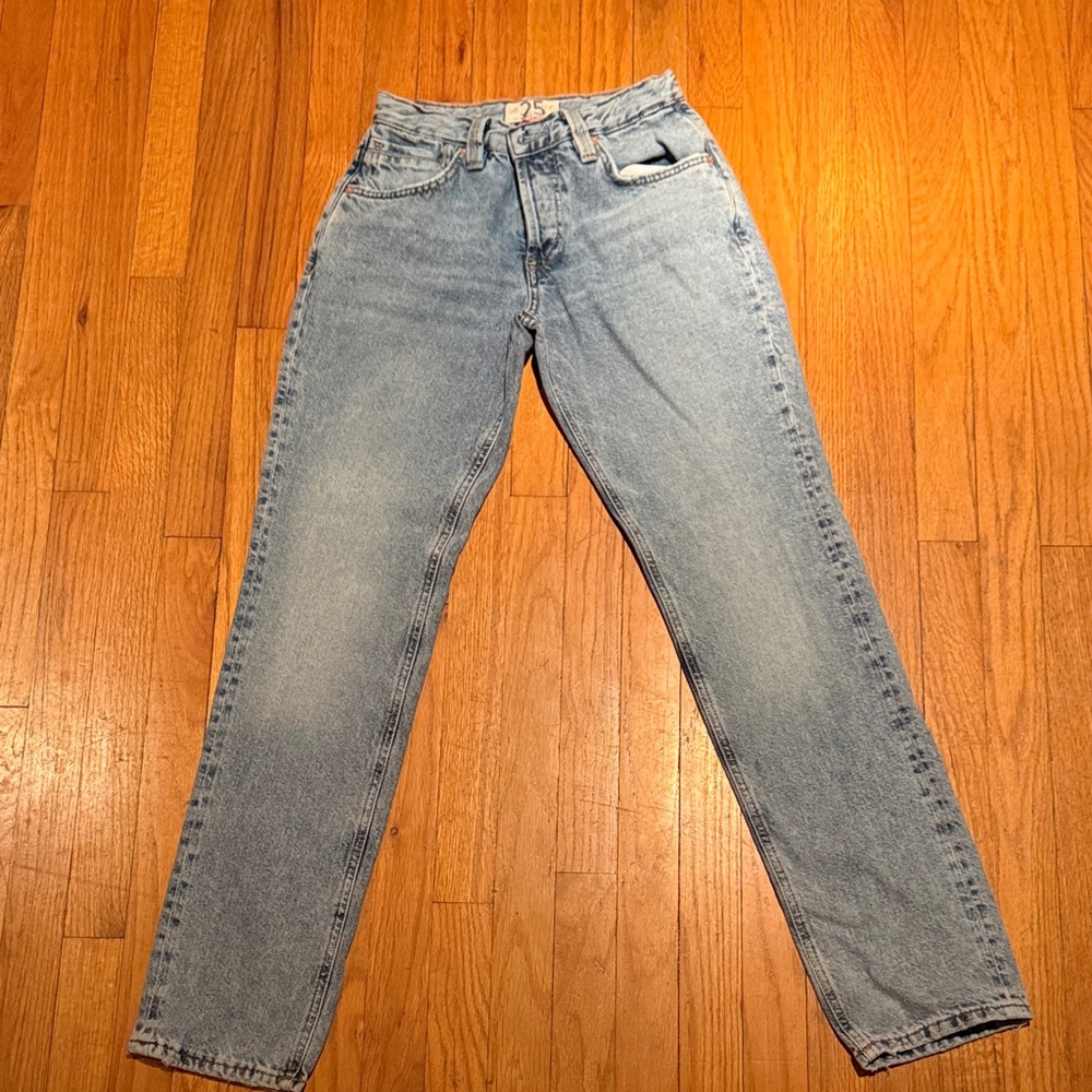 Women’s Size 25 Low-Rise Straight Leg Jeans.